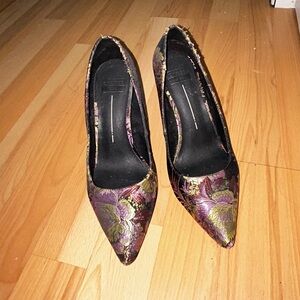 Floral Brocade Pointed-Toe Pumps in Purple and Gold